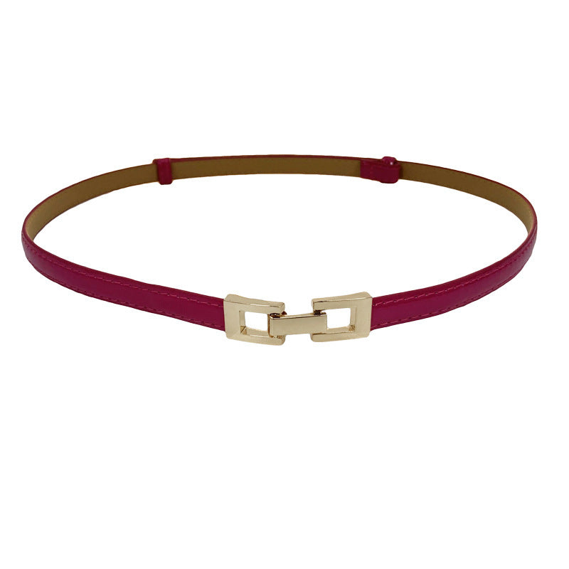 Robe longue à décoration simple avec ceinture