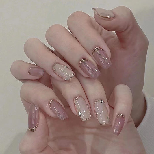 Manucure à ongles nude métallisé effet miroir