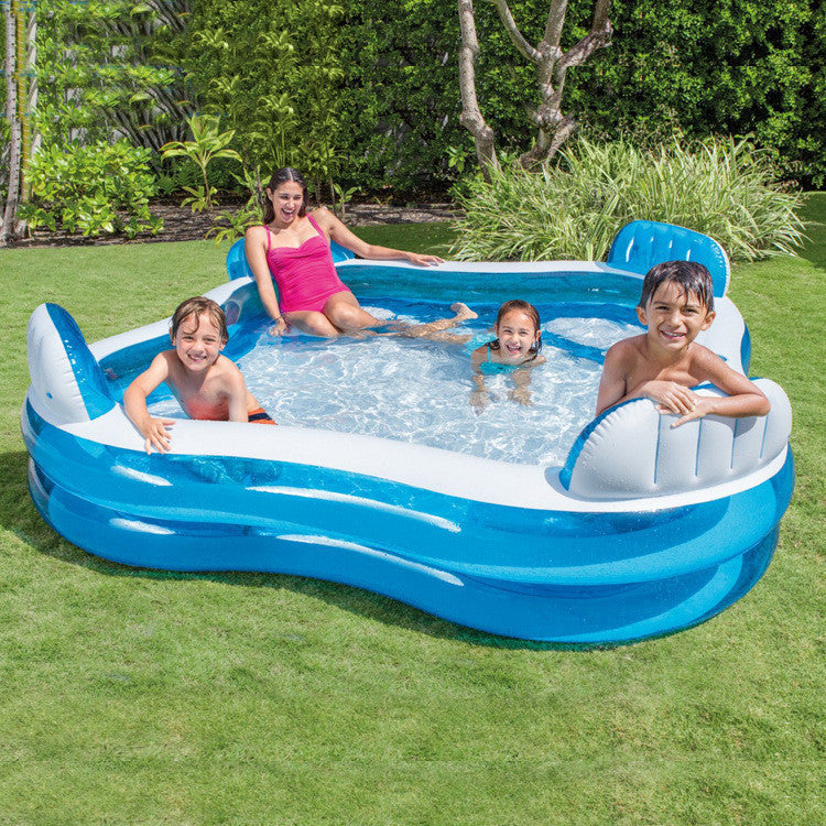 Nouvelle piscine gonflable familiale à l'arrière