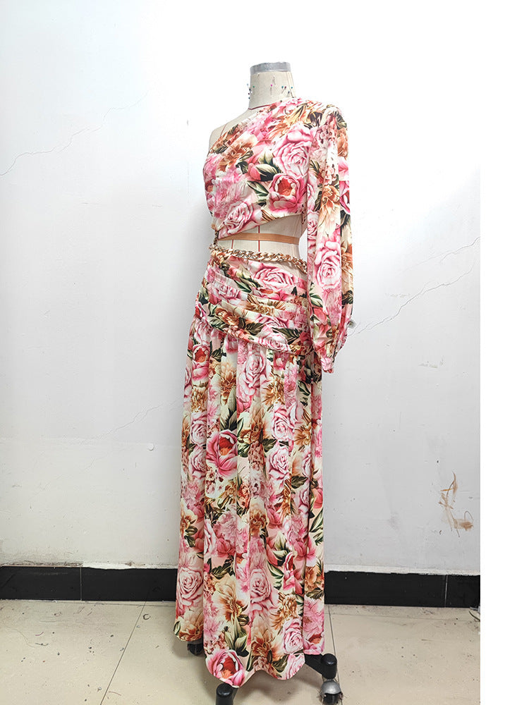 Vestido ajustado de manga larga con hombros descubiertos y estampado floral