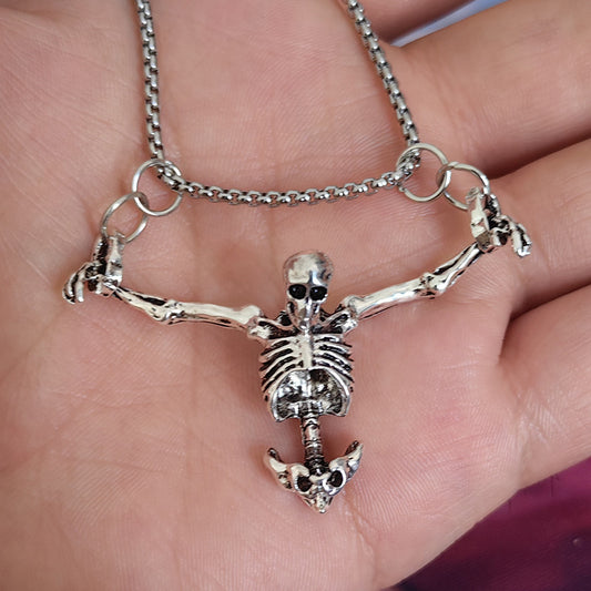 Collier pendentif tête de mort Halloween style rétro punk