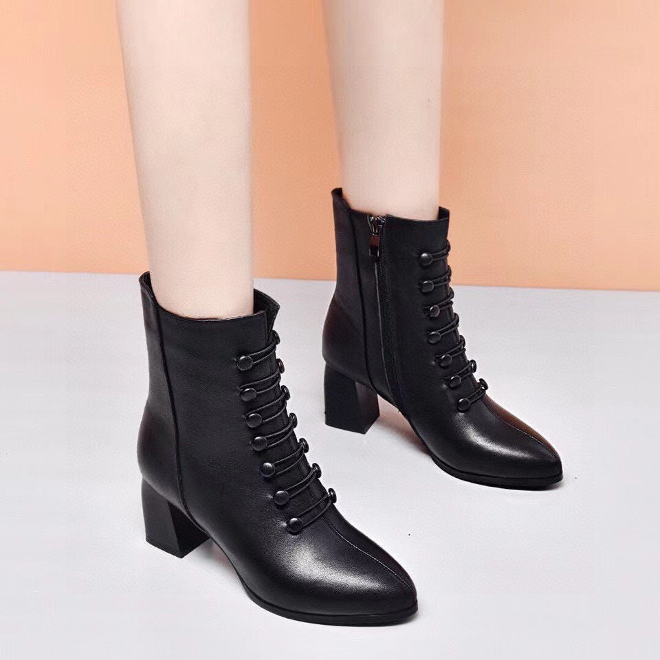 Botas de moda de tacón grueso con doble botonadura y estilo británico