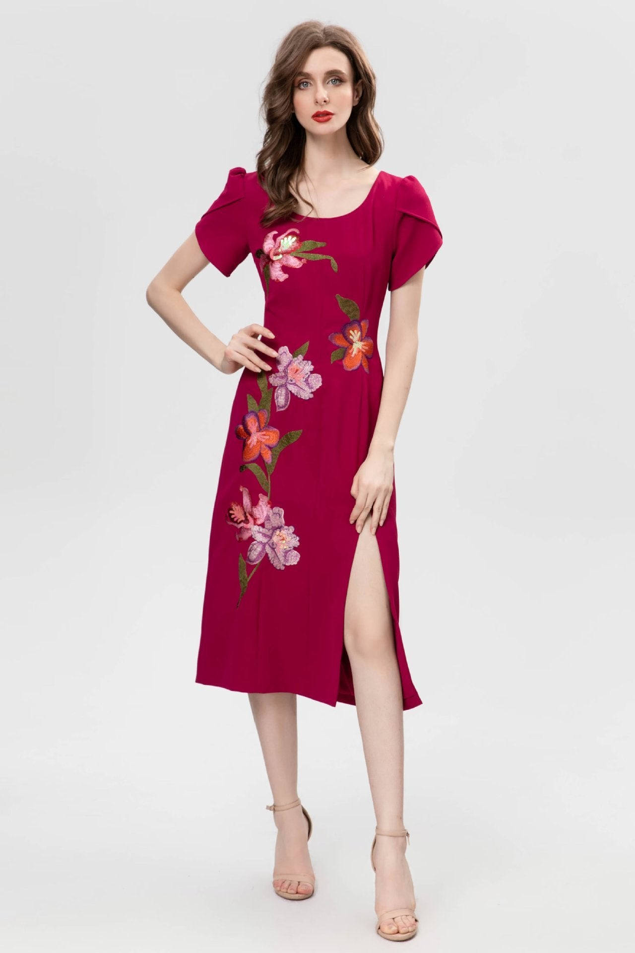 Elegante vestido formal ajustado de manga corta con bordado y abertura en la cadera