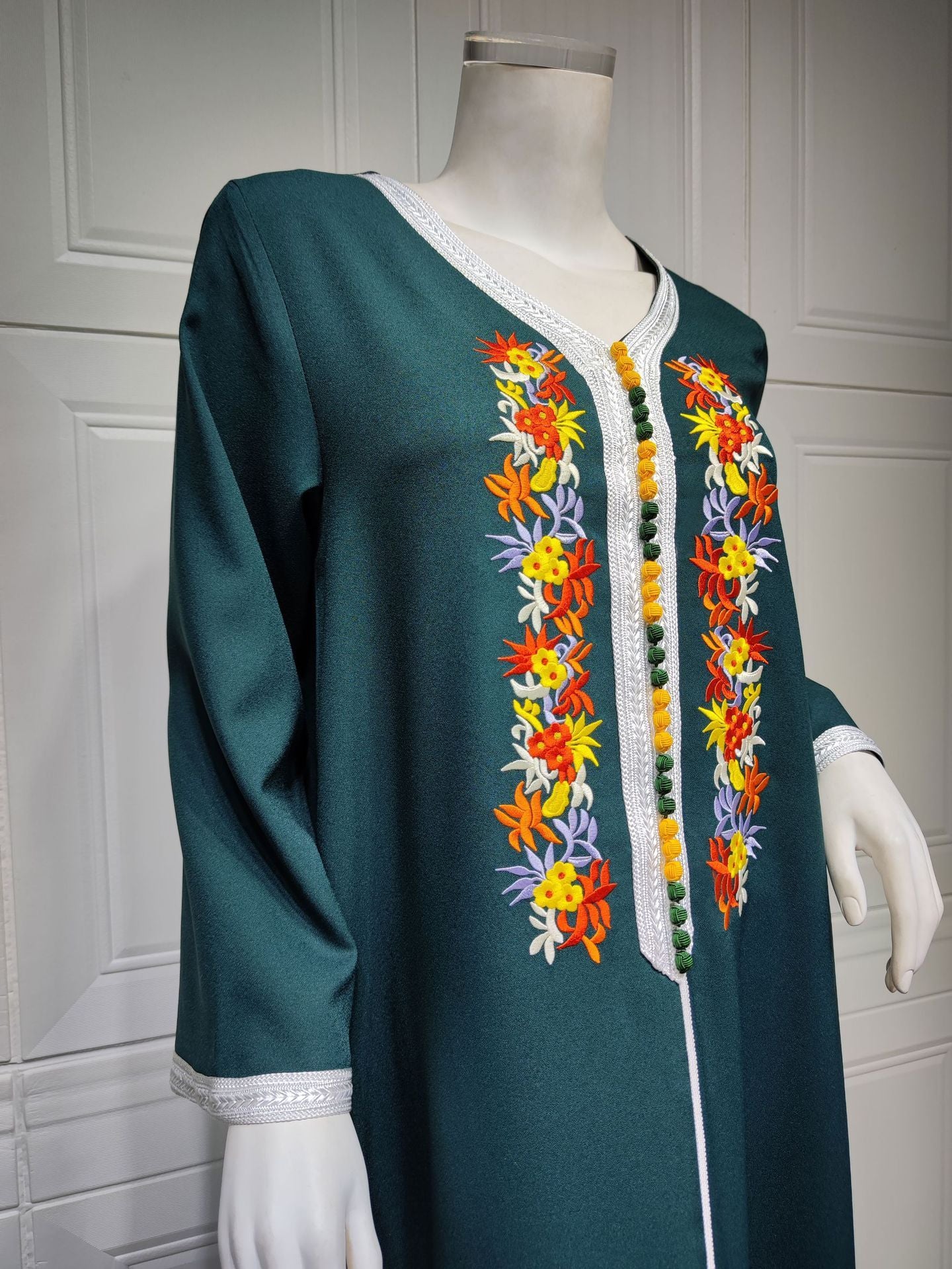 Robe en mousseline de soie brodée quatre saisons