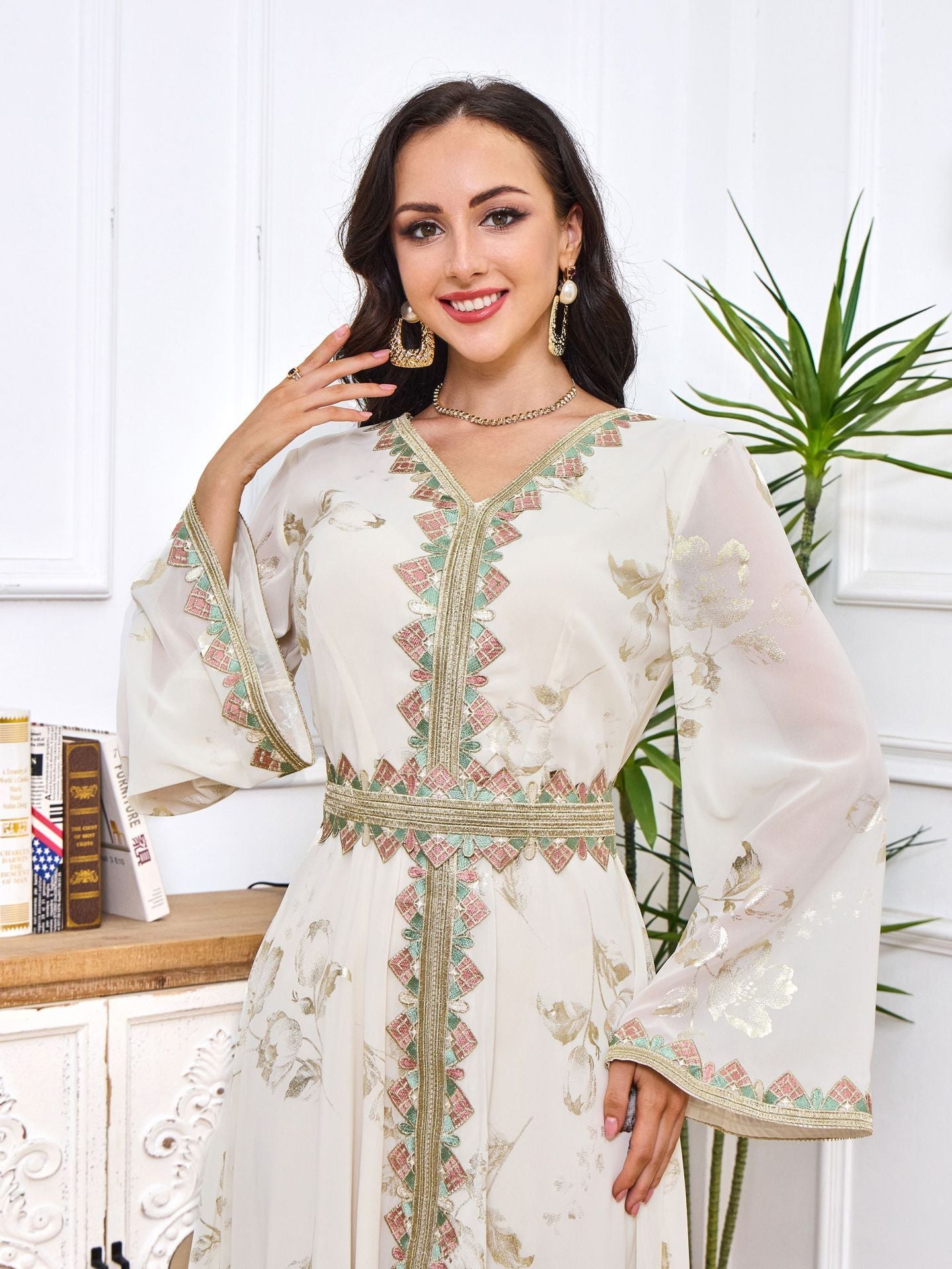 Robe blanche moderne en dentelle brodée dorée