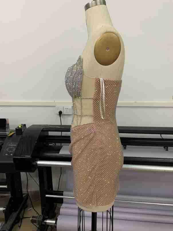 Minivestido adelgazante de espina de pescado con top de tubo y decoraciones de diamantes