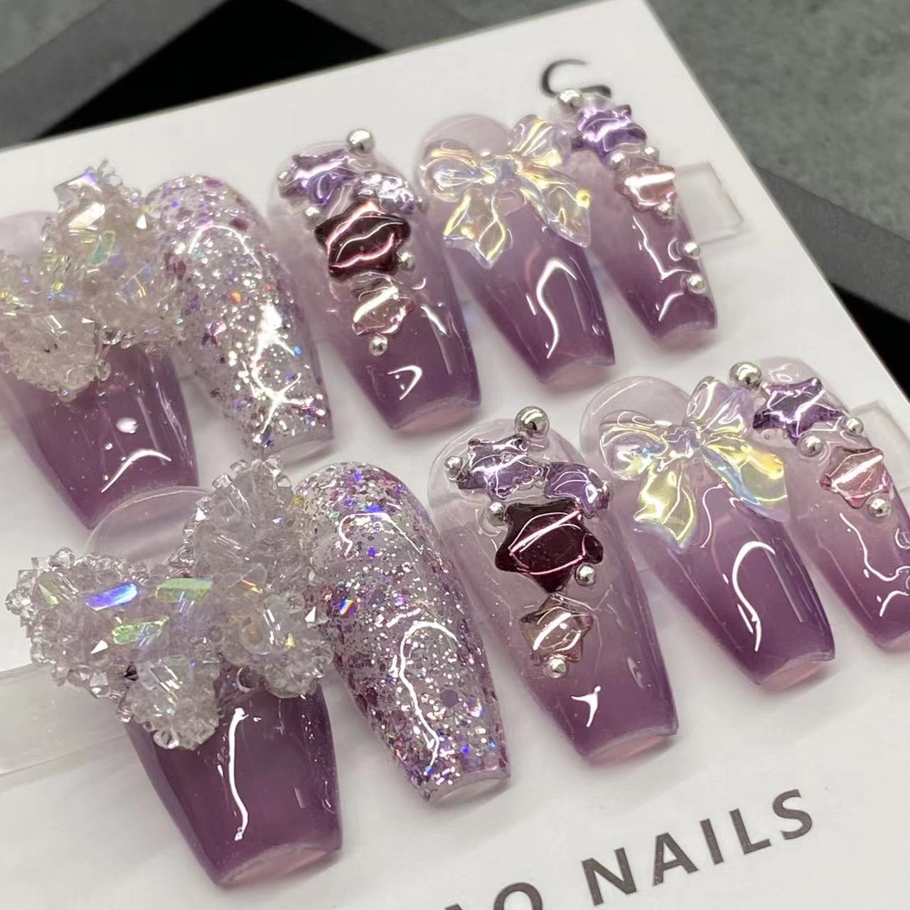 Autocollants pour ongles en forme de papillon en améthyste pure portés à la main