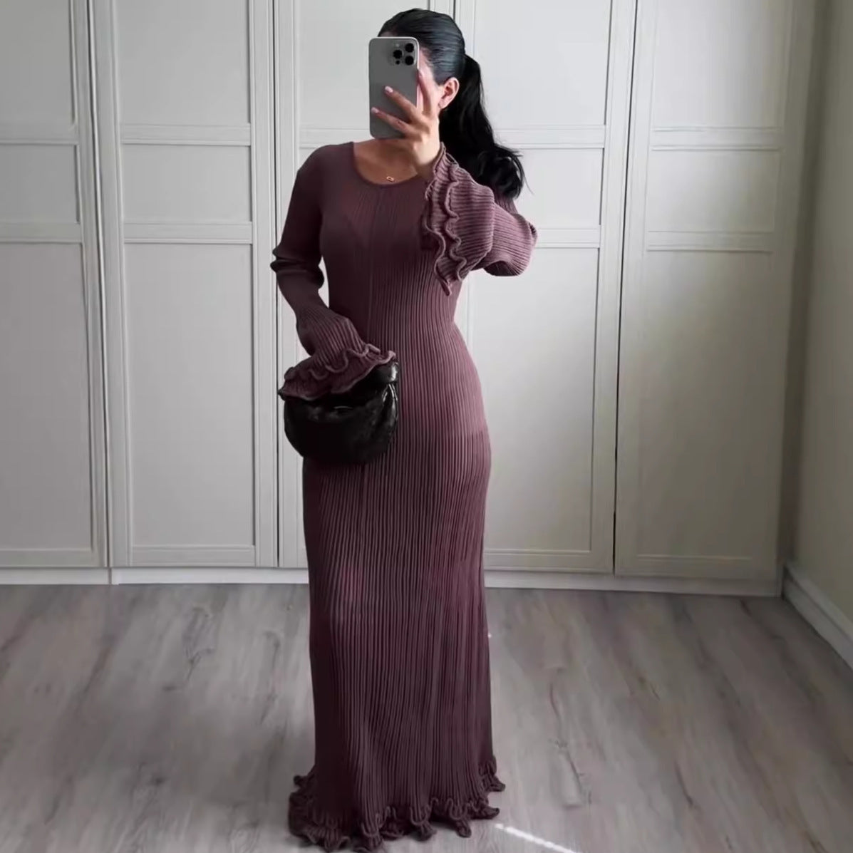 Robe unie à col rond et manches longues, coupe ajustée, avec lisière filiforme