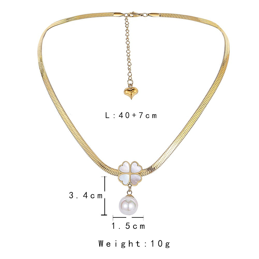Collier en acier inoxydable avec trèfle à quatre feuilles et coquillages nacrés