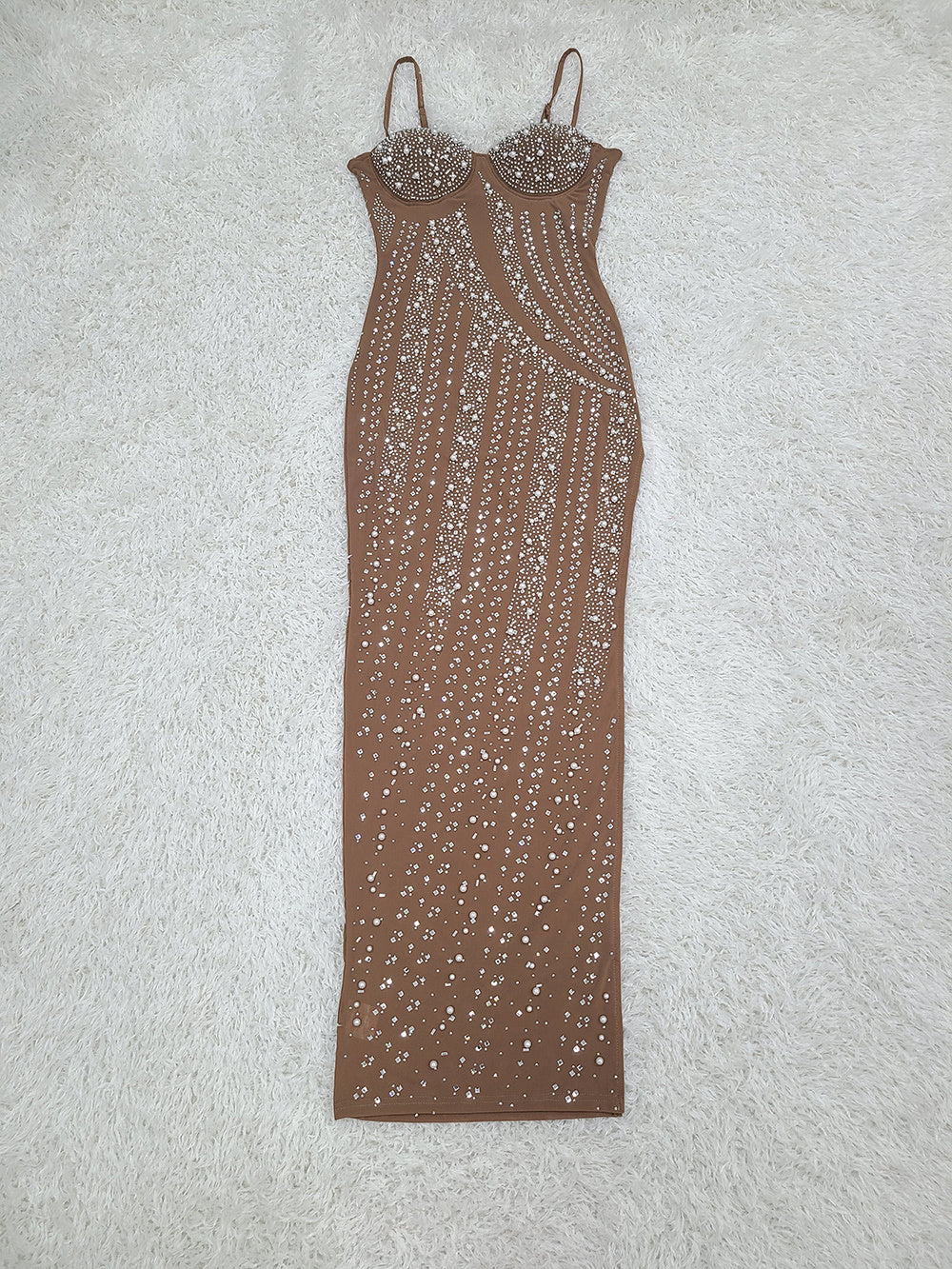 Robe à bretelles fendues en strass et filet