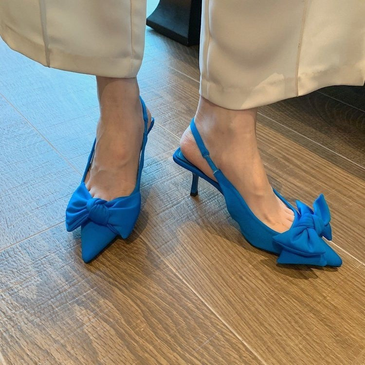 Zapato de tacón alto, puntiagudo, fino y con un lazo en la parte trasera para la punta