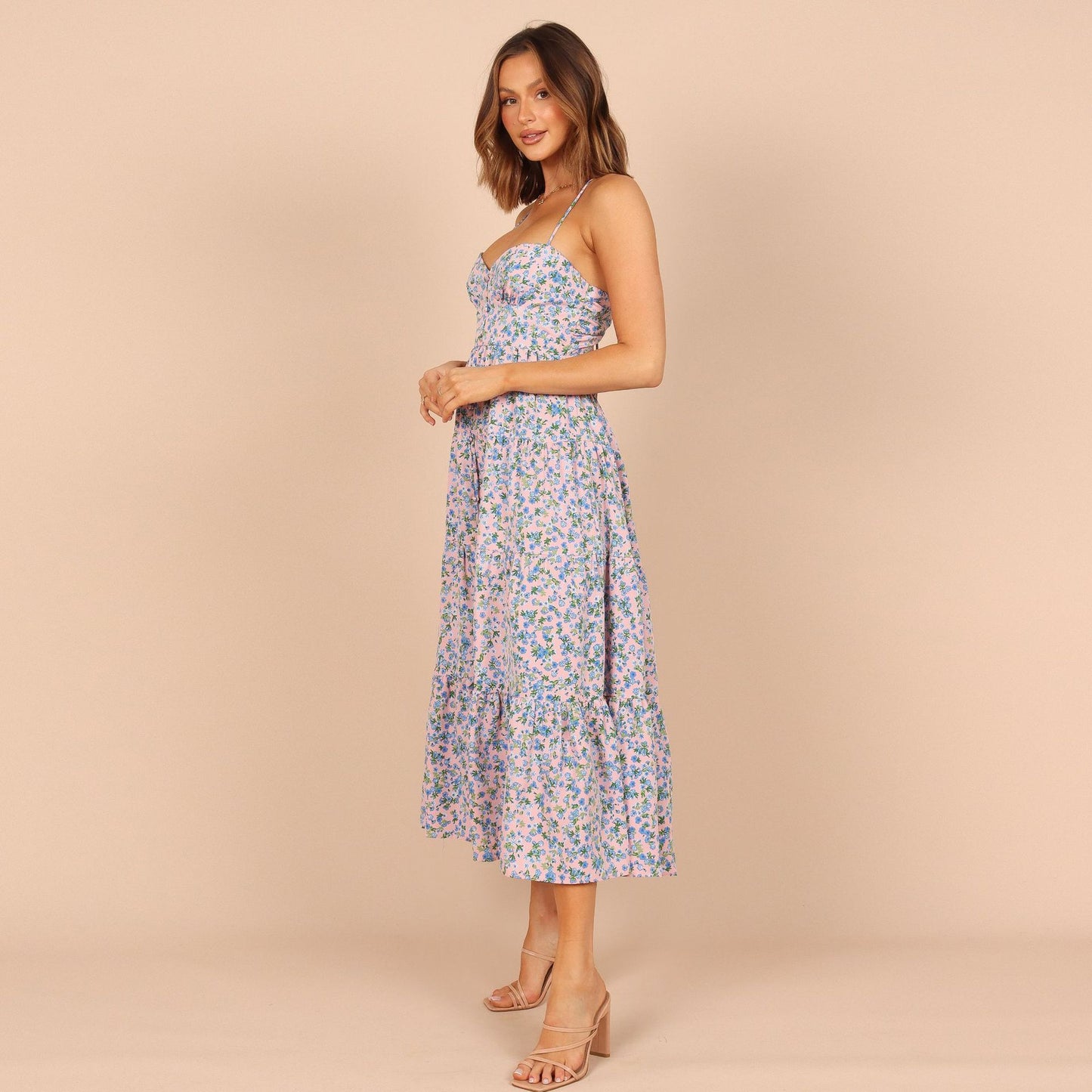 Vestido evasé con tirantes divididos y flores