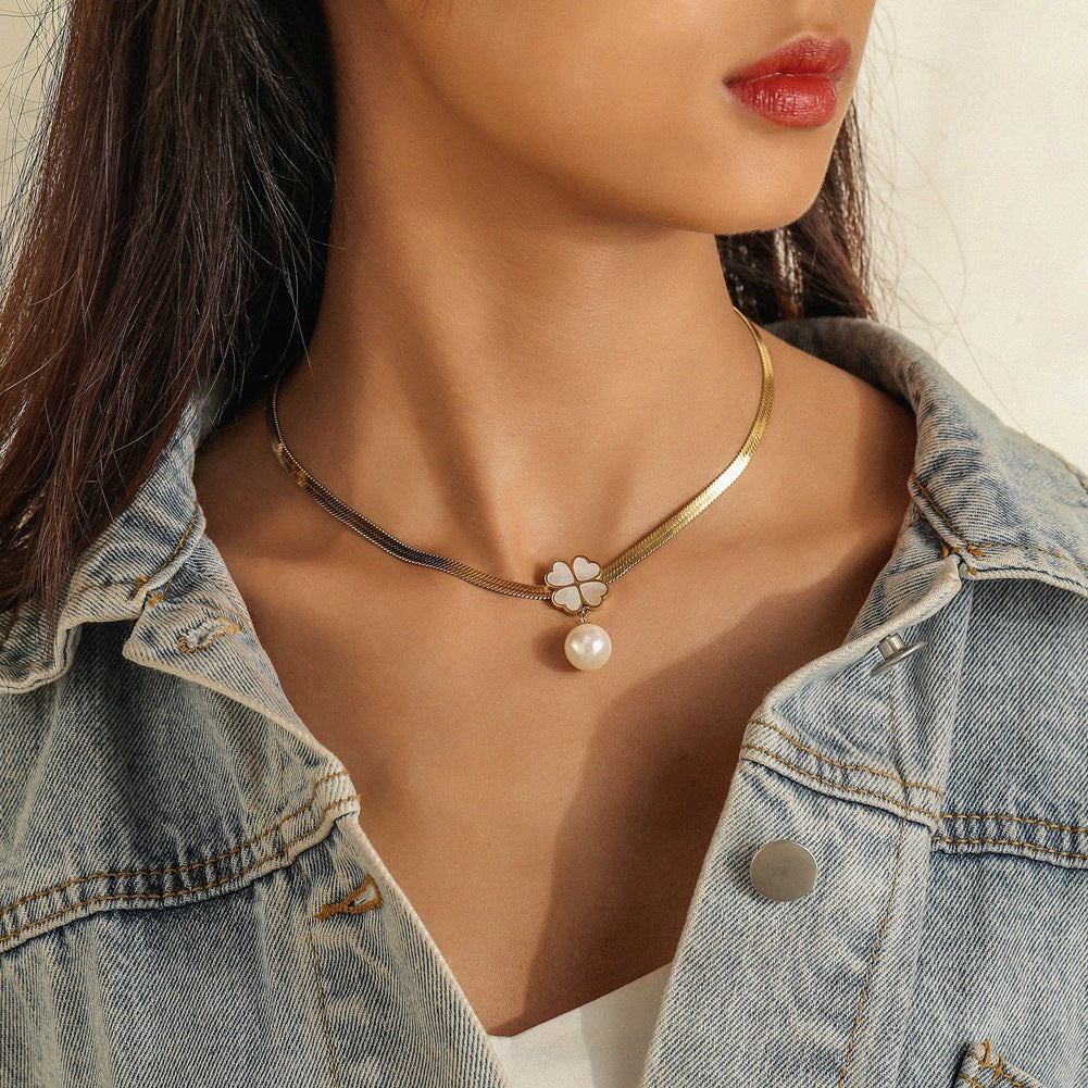 Collier en acier inoxydable avec trèfle à quatre feuilles et coquillages nacrés