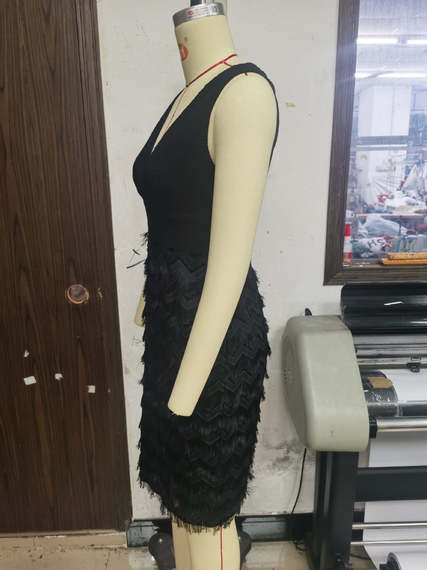 Vestido de mujer con lentejuelas y cuello redondo, sin mangas, con borlas y costuras