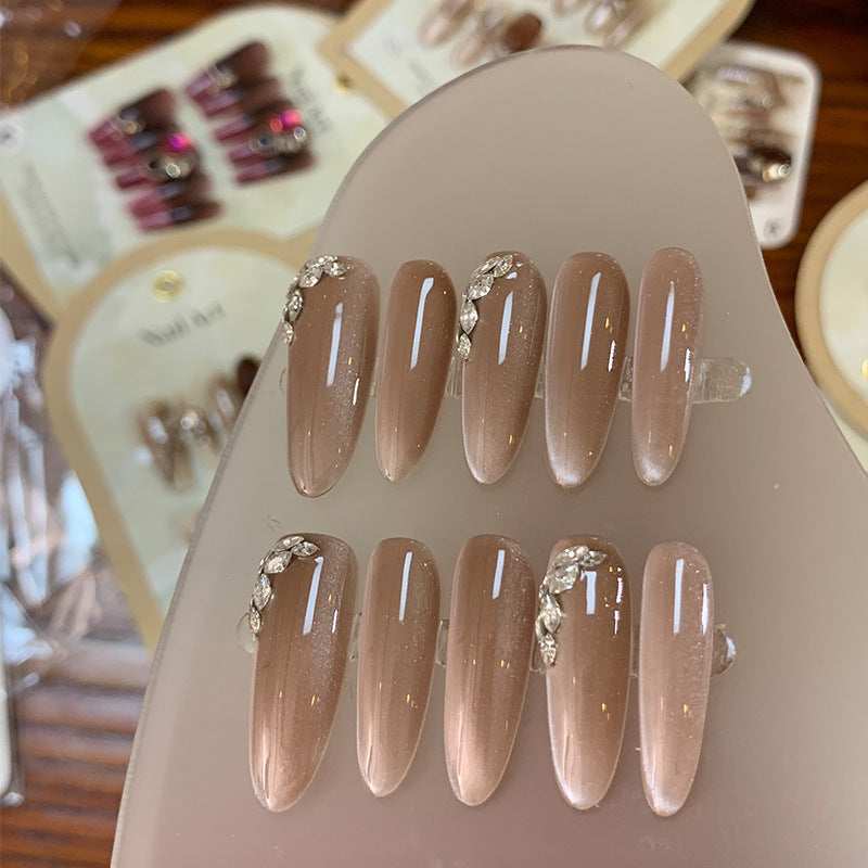 Producto acabado de uñas con uso de manicura francesa