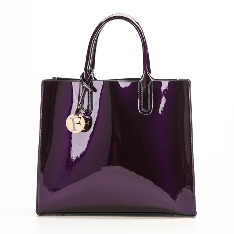 Sac bandoulière en cuir verni effet miroir