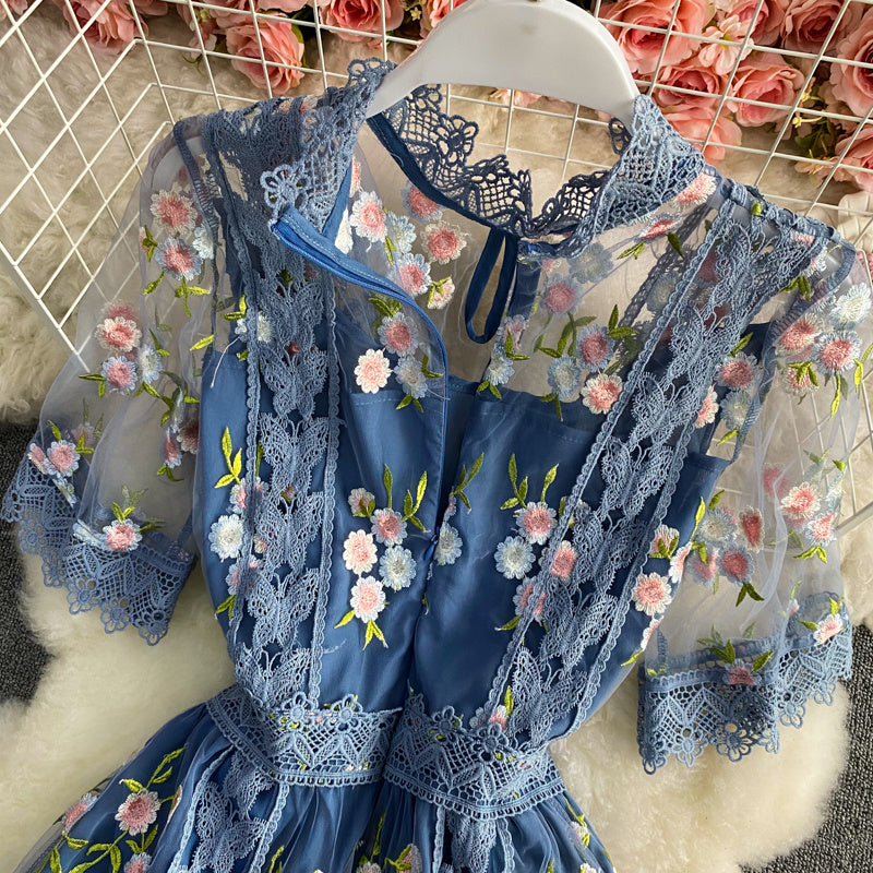 Vestido acampanado de gama alta bordado de malla delgada con cintura de temperamento elegante