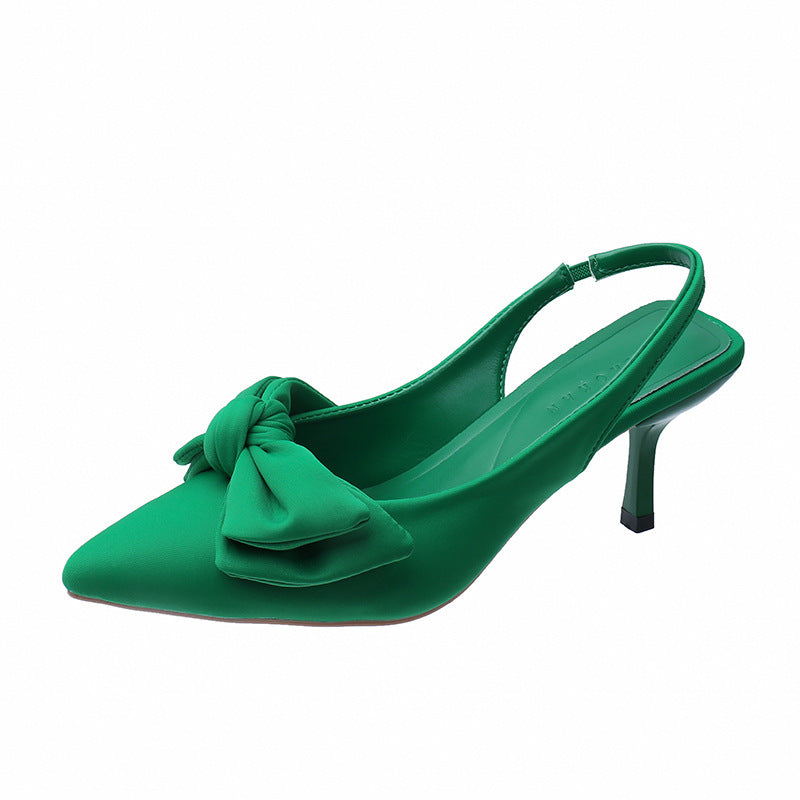 Zapato de tacón alto, puntiagudo, fino y con un lazo en la parte trasera para la punta
