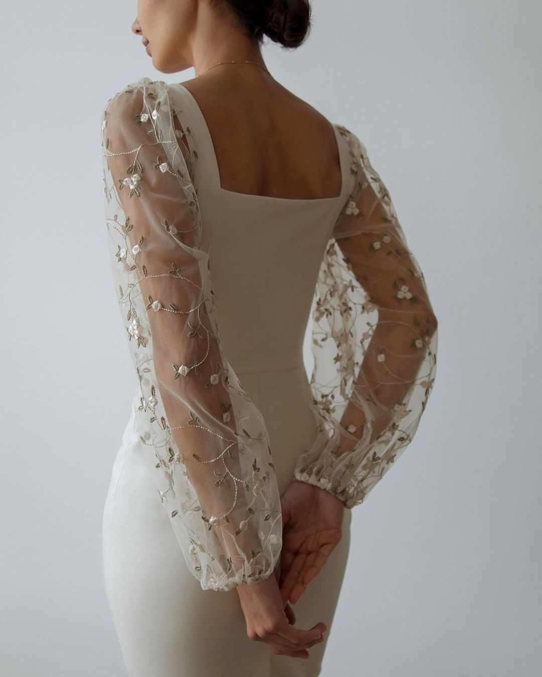 Robe à manches lanternes brodées et cousues