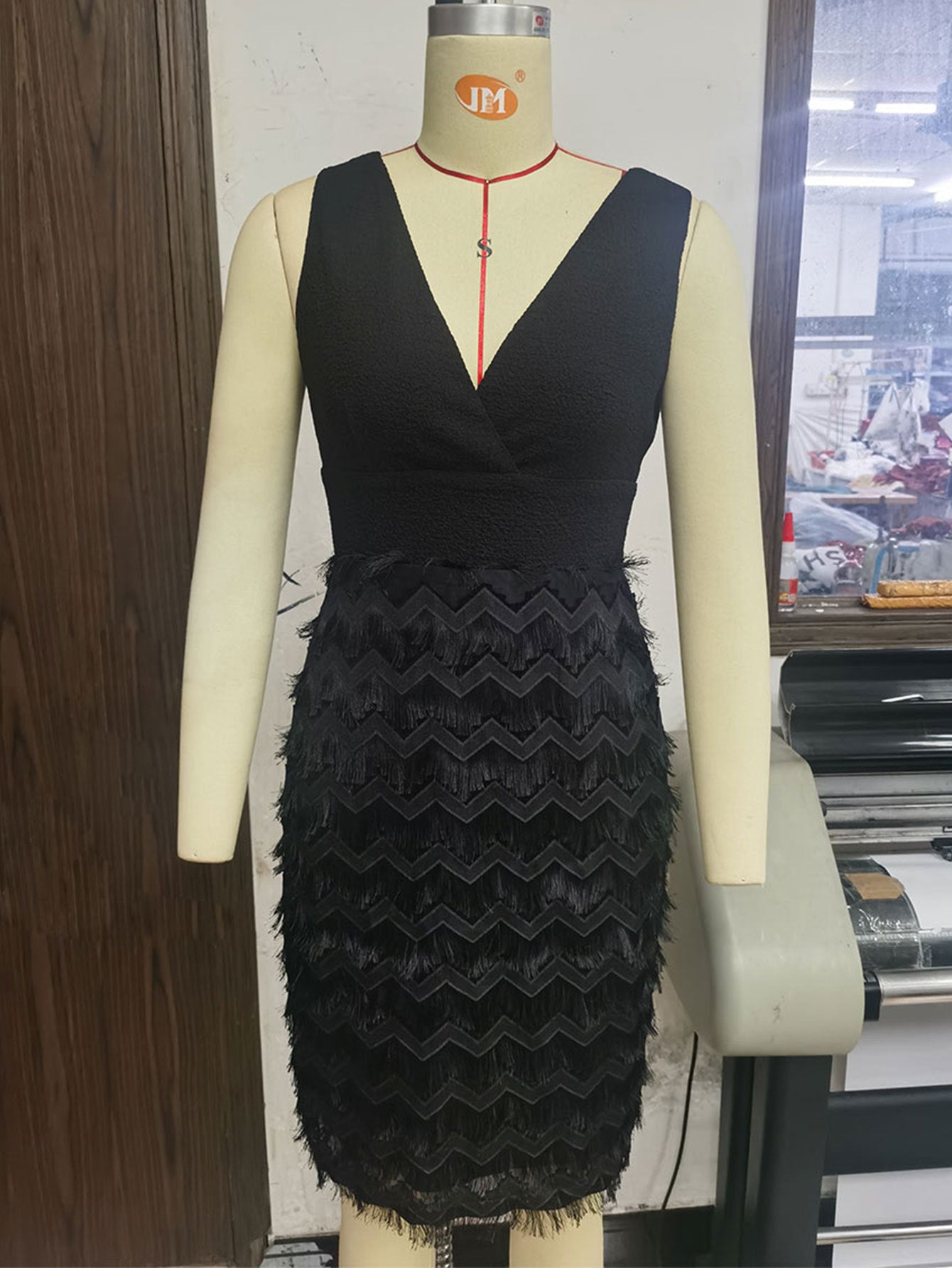Vestido de mujer con lentejuelas y cuello redondo, sin mangas, con borlas y costuras