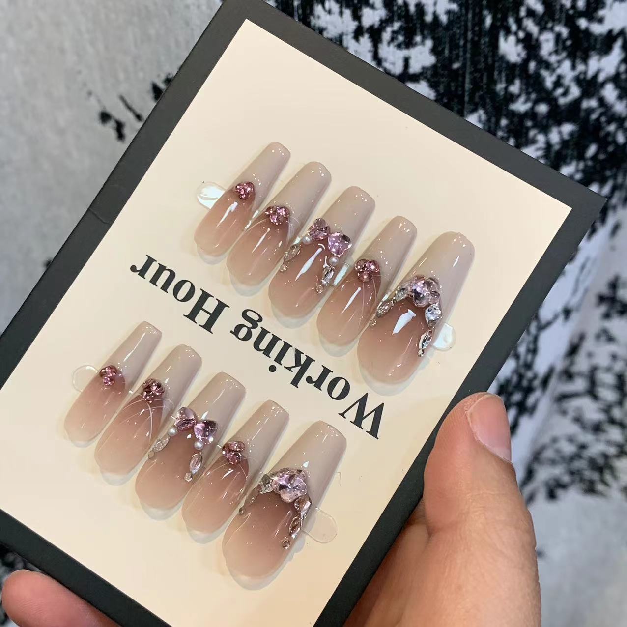 Lazo de pelo grueso para muslo, belleza de uñas terminada