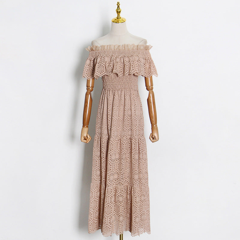 Vestido con vuelo y un solo hombro con ribete de volantes