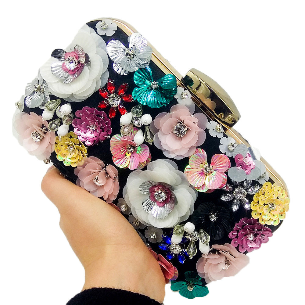 Pochette de soirée à perles et fleurs