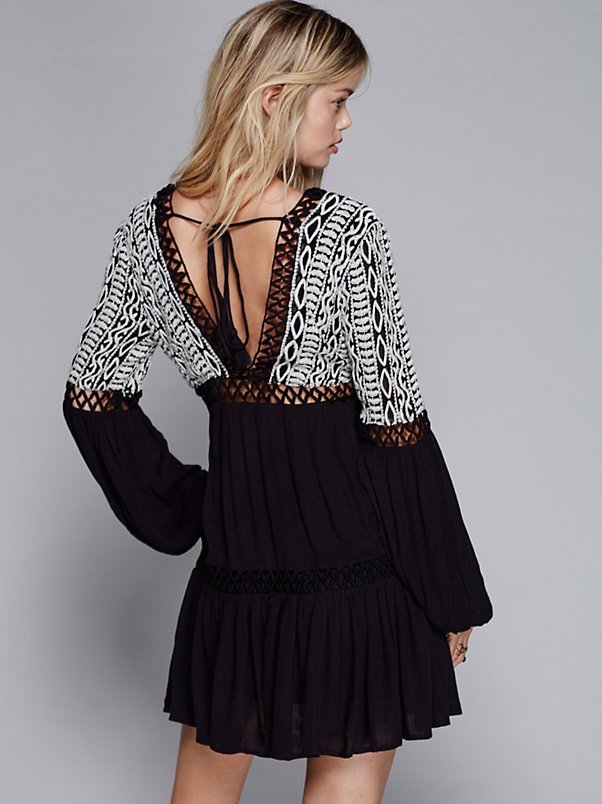 Vestido con cuello en V y aberturas bordadas