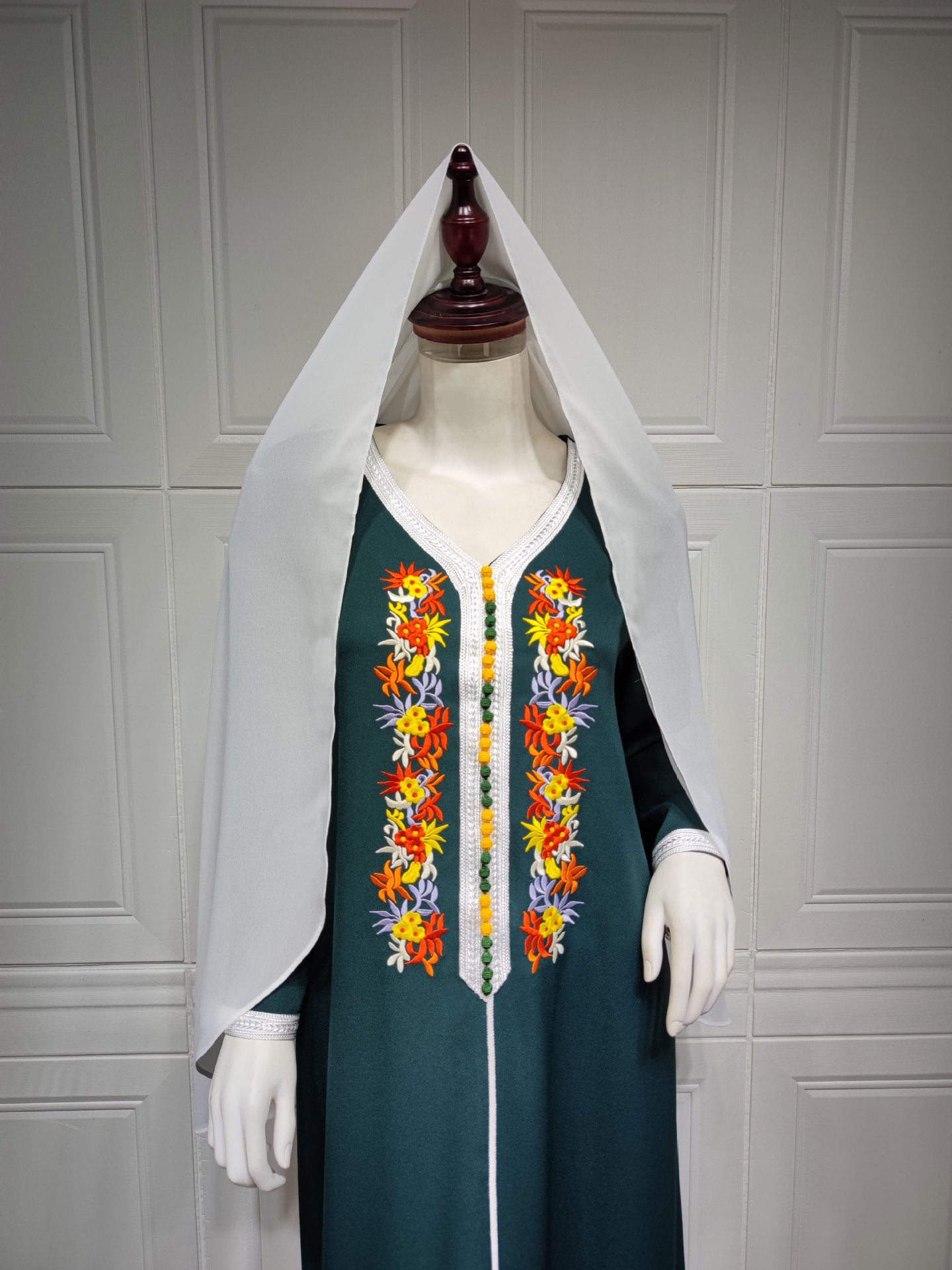 Robe en mousseline de soie brodée quatre saisons