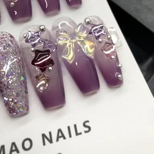 Autocollants pour ongles en forme de papillon en améthyste pure portés à la main