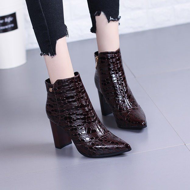 Zapatos de tacón alto puntiagudos de moda.