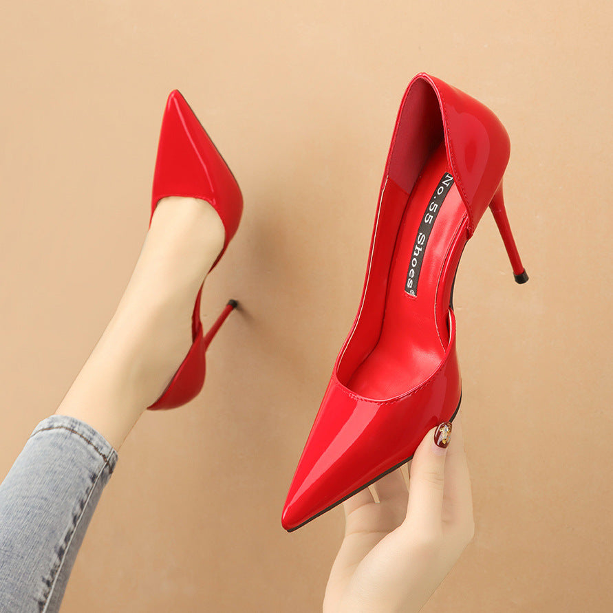Zapatos de tacón alto con punta puntiaguda y stilettos huecos
