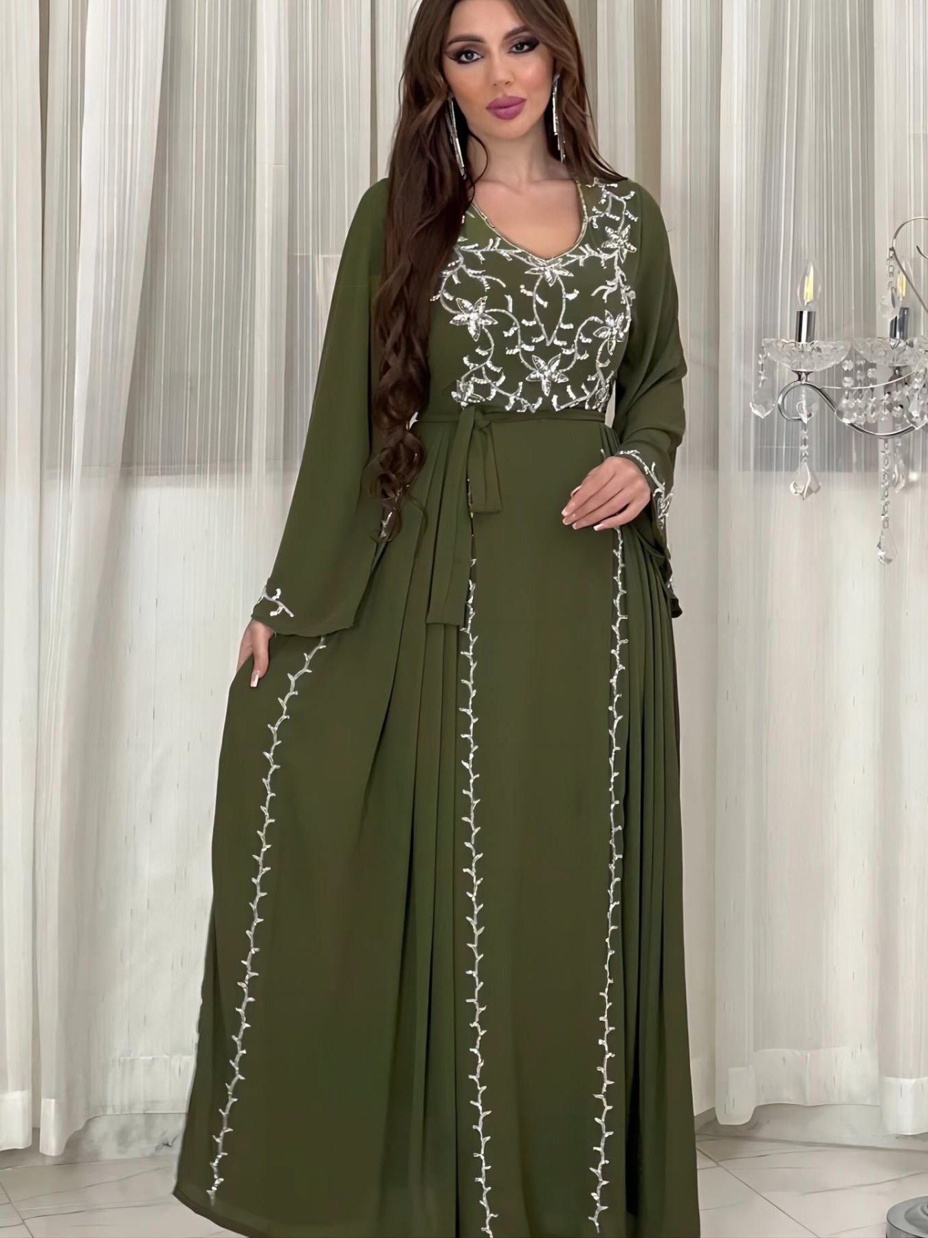 Elegante vestido con apliques bordados para cena de fiesta
