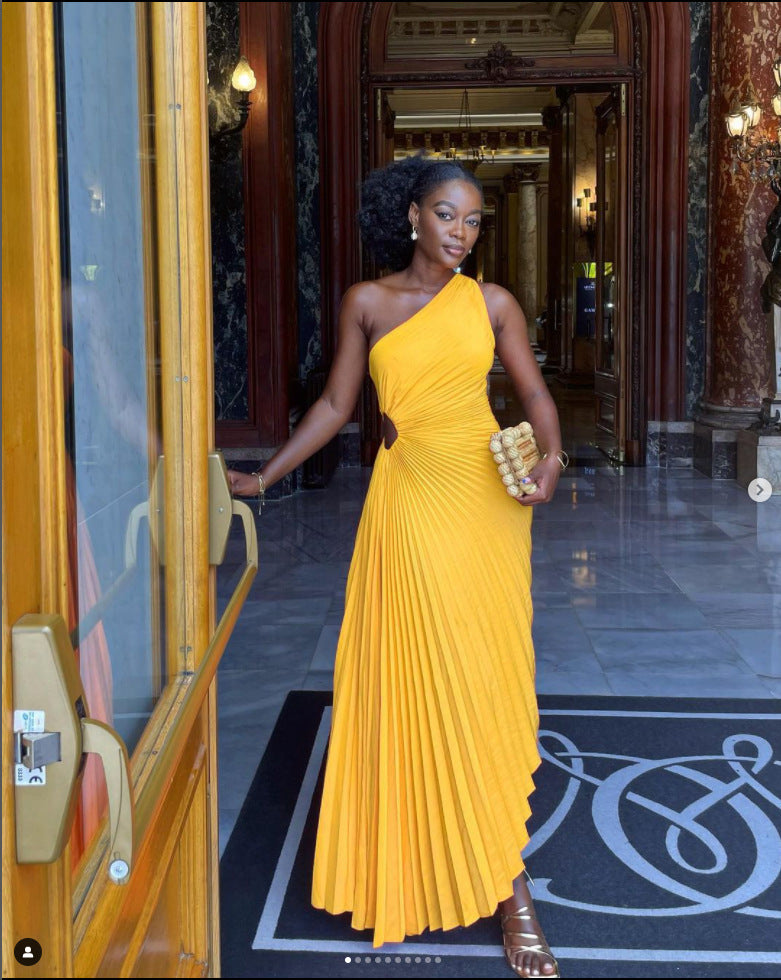 Robe plissée à découpes et coupe ajustée à une épaule