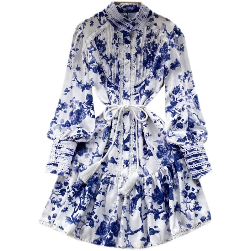Vestido elegante con cuello alto, mangas abullonadas, botonadura sencilla y estampado con flecos en la cintura