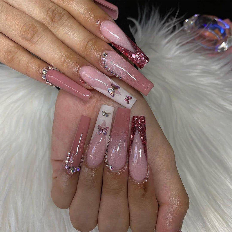 Porter des ongles, porter des strass, des papillons et des paillettes