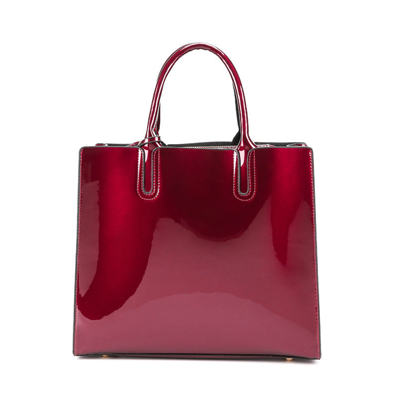 Sac bandoulière en cuir verni effet miroir