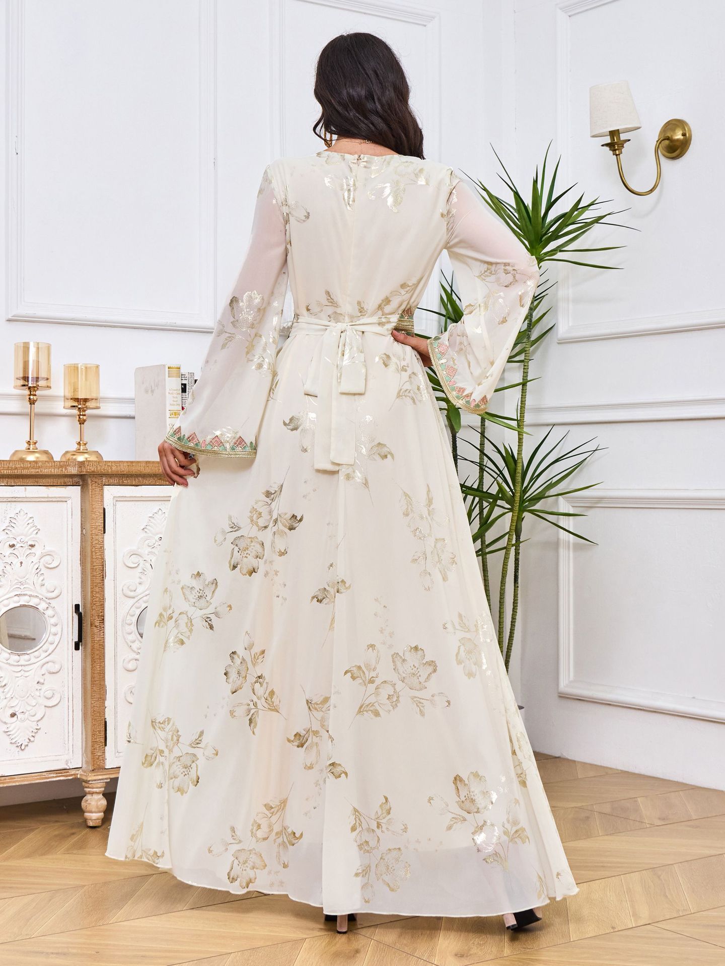Robe blanche moderne en dentelle brodée dorée