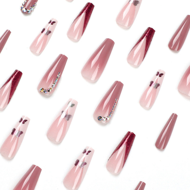 Porter des ongles, porter des strass, des papillons et des paillettes