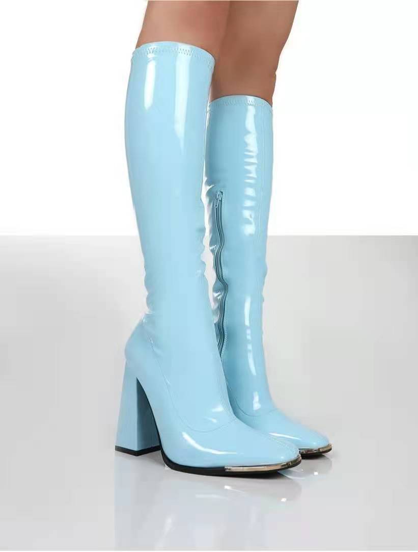 Botas de media caña con cremallera lateral, punta cuadrada, tacón grueso y piel brillante en talla grande