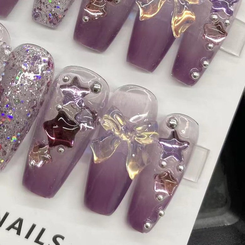 Autocollants pour ongles en forme de papillon en améthyste pure portés à la main
