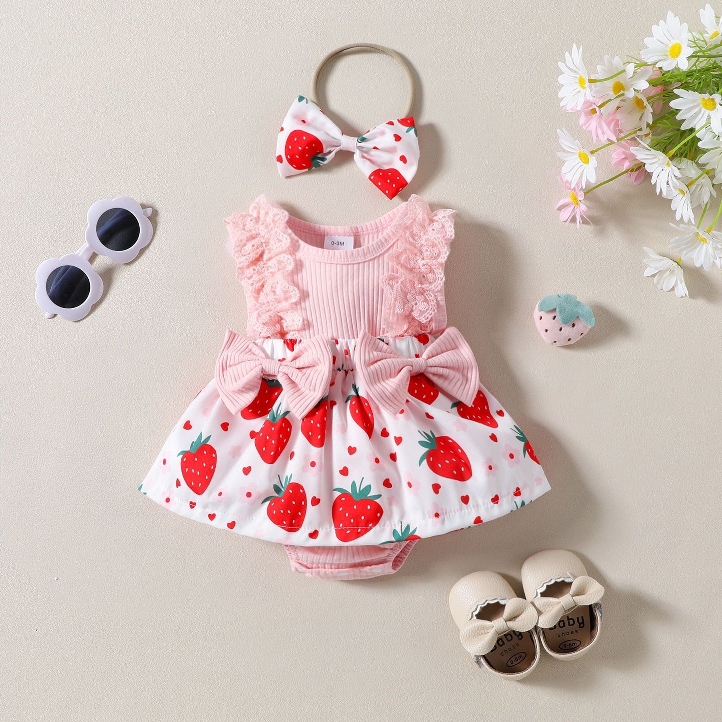 Mameluco de verano sin mangas con lazo y estampado de fresa para niños pequeños