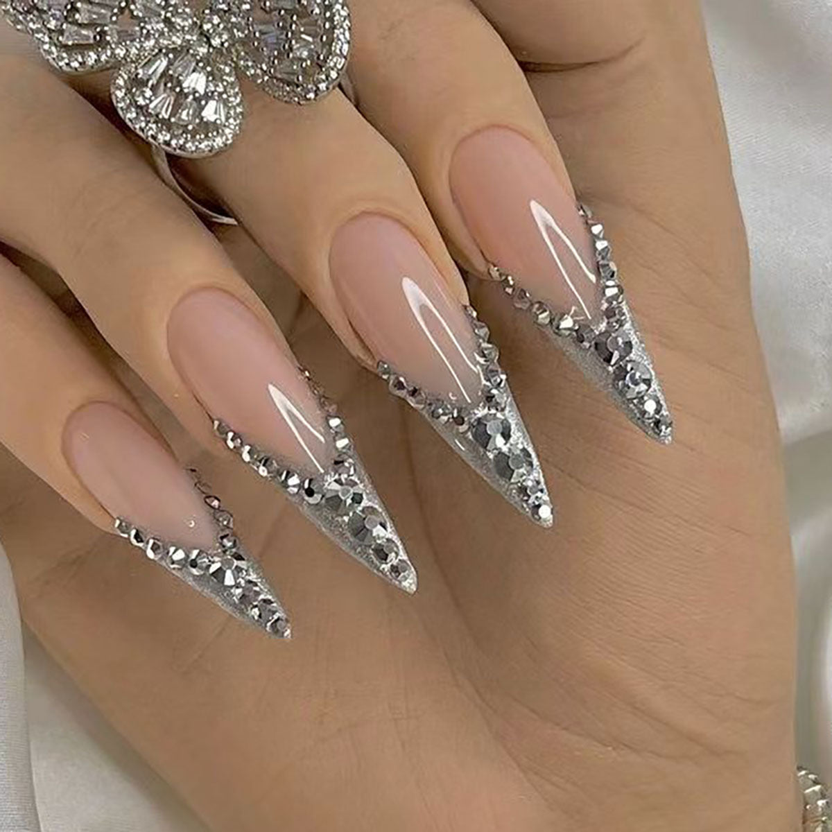 Adhesivo largo para uñas con fragmentos de diamantes franceses de novia