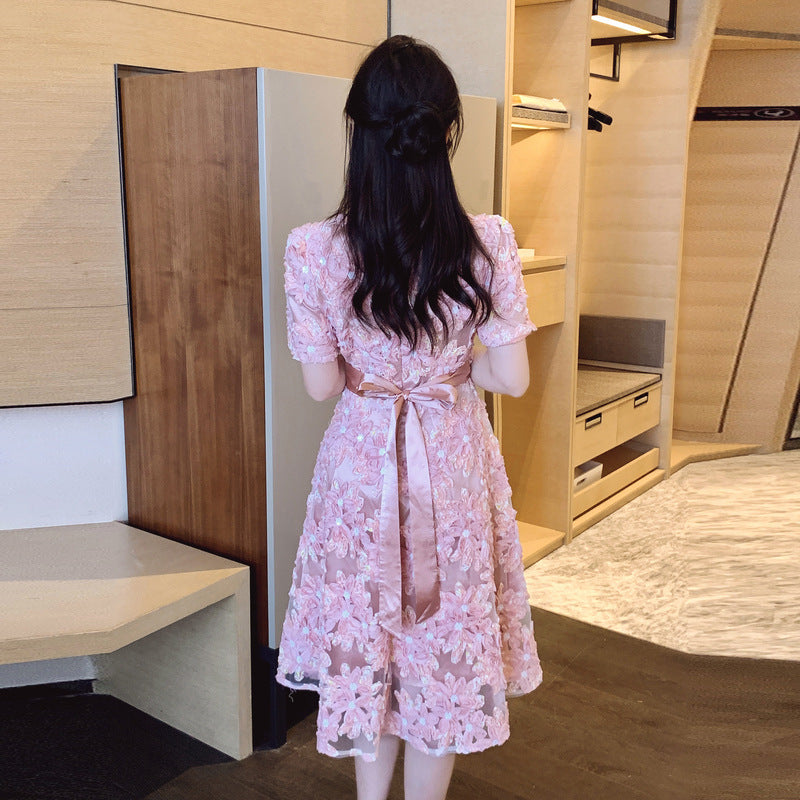 Vestido floral adelgazante estilo francés con flores tridimensionales y bordado pesado de lentejuelas