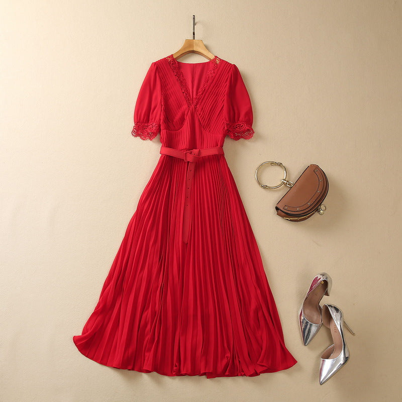Robe en mousseline de soie taille haute à col en V et dentelle plissée