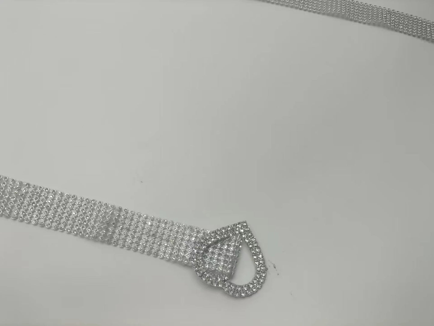 Mode féminine avec ceinture en diamants et strass