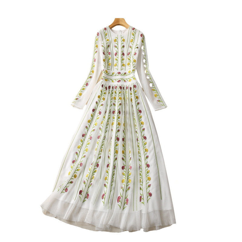 Robe à manches longues et grande jupe brodée en maille