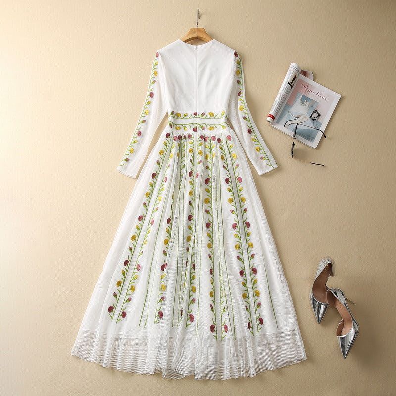 Robe à manches longues et grande jupe brodée en maille