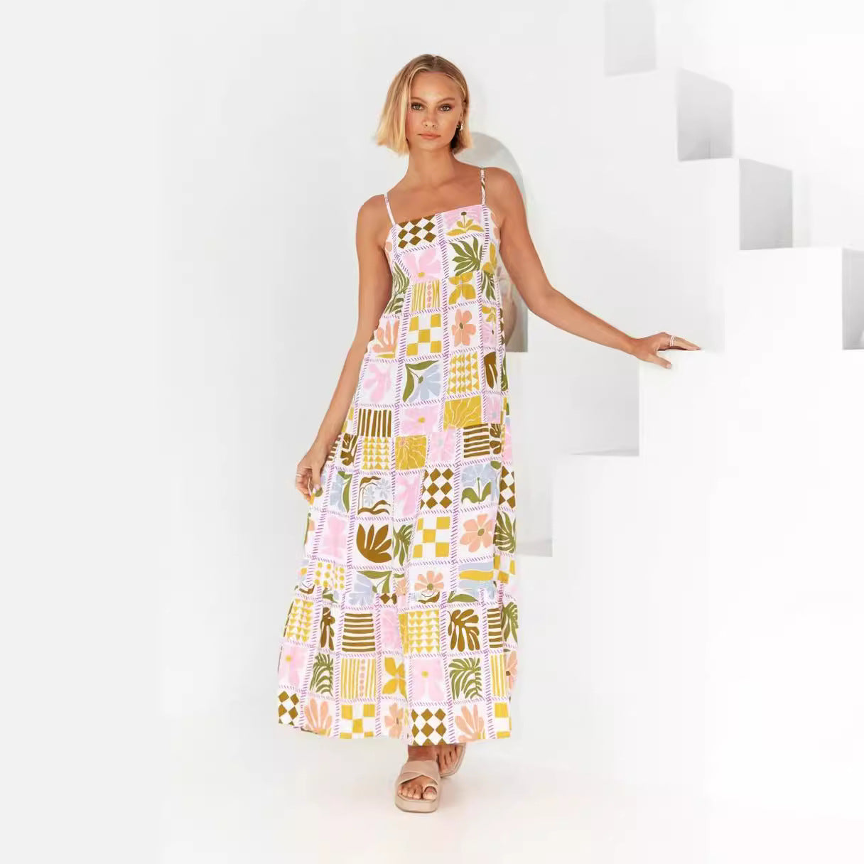 Robe à bretelles imprimée et personnalisée avec découpe dans le dos
