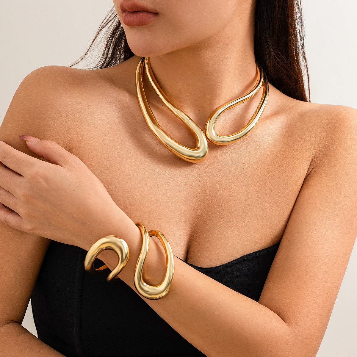 Pulsera hueca retro con anillo brillante exagerado